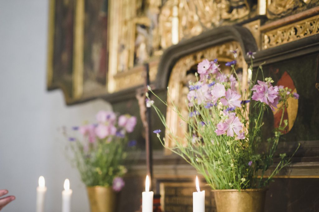 Blommor vid altaret i Veckholms kyrka