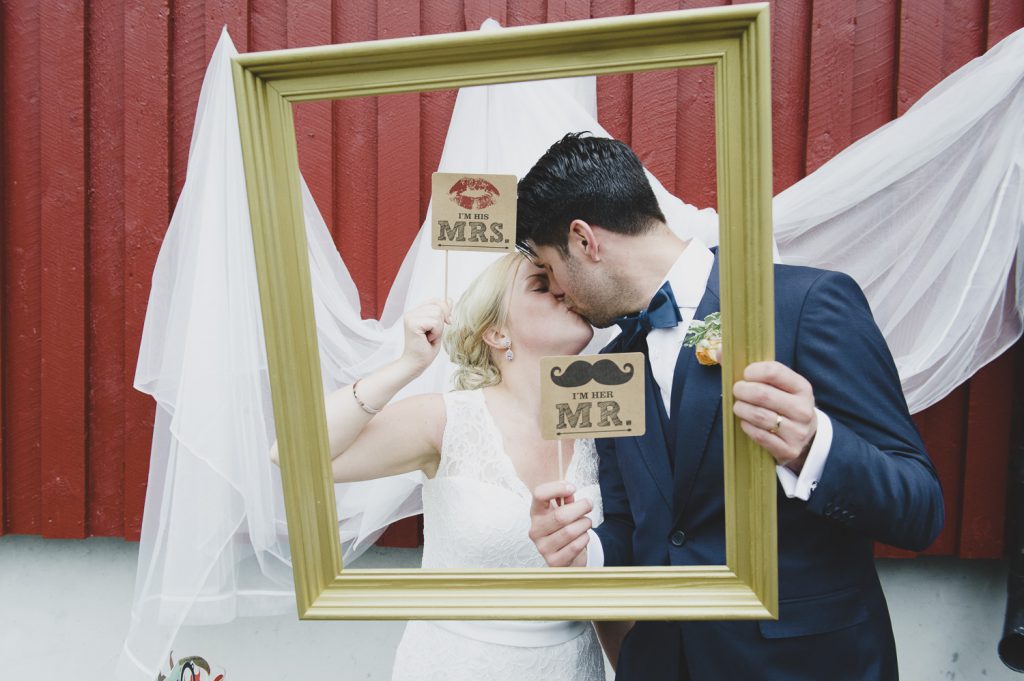 Brudparet använder sitt photobooth vid vigsellokalen