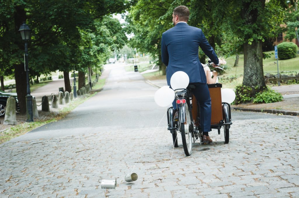 Bröllop, brudpar, Uppsala, Heliga Trefaldighets kyrka, nygifta, cykel