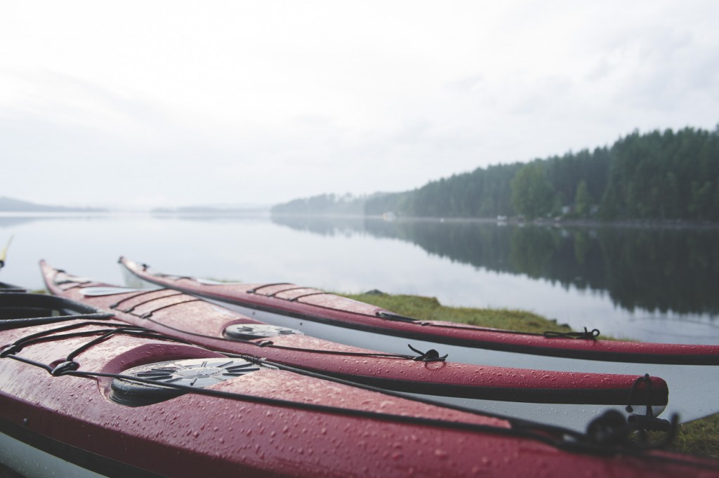 Tre kanoter vid insjö i Hällefors, Västmanlands län