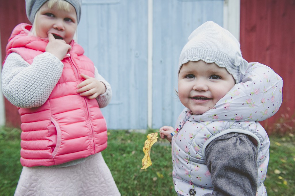 barn, syskon, barnfotograf, syskonfotograf, Moment Design, Playful Heart, sommar, Stockholm, Vallentuna, Täby,fotograf