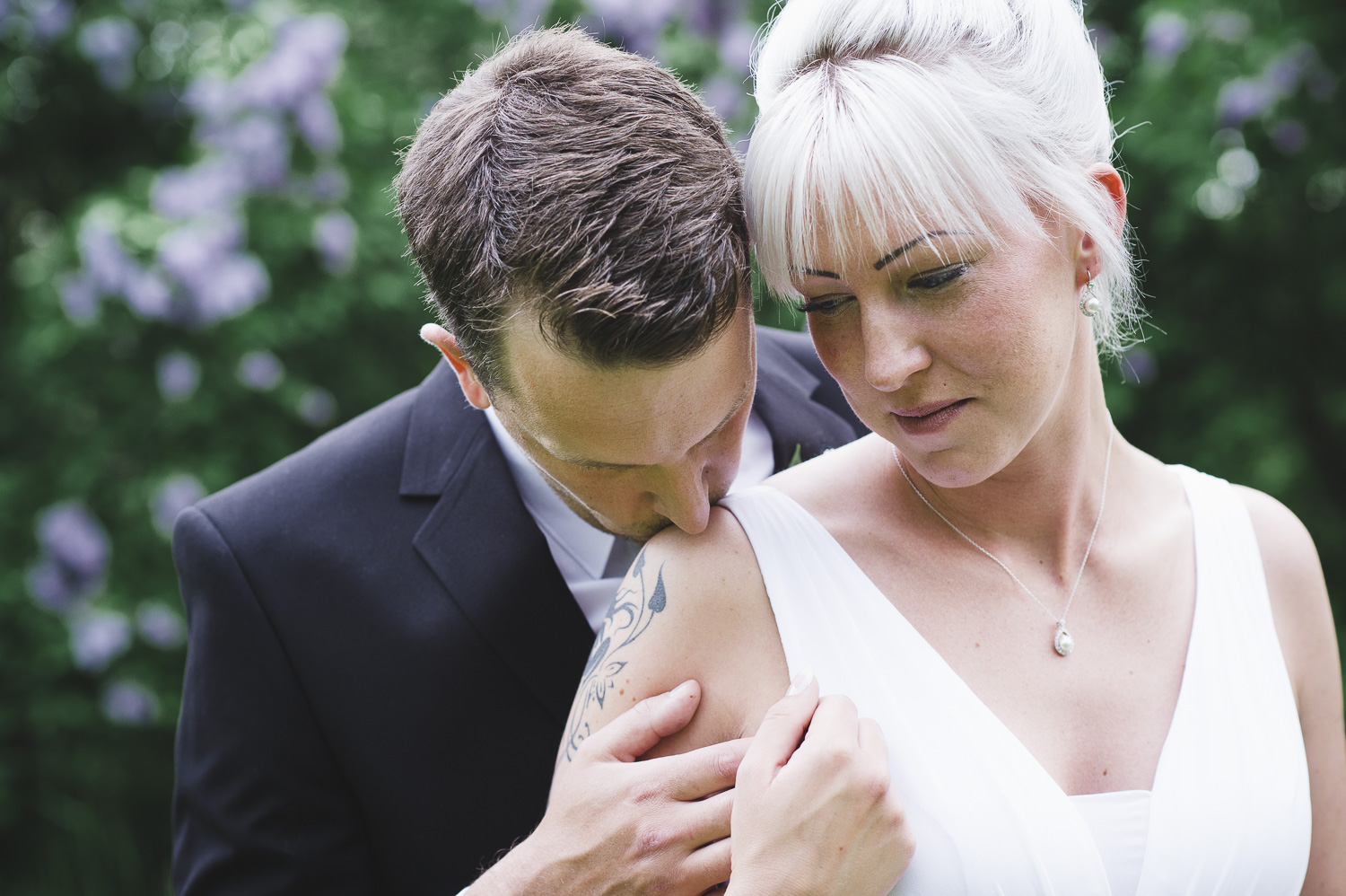 Utomhusbröllop, vigsel, bröllopsgäster, brudpar, brud, brudgum, porträttsession, tatueringar, Beloved, Moment Design,Enköping