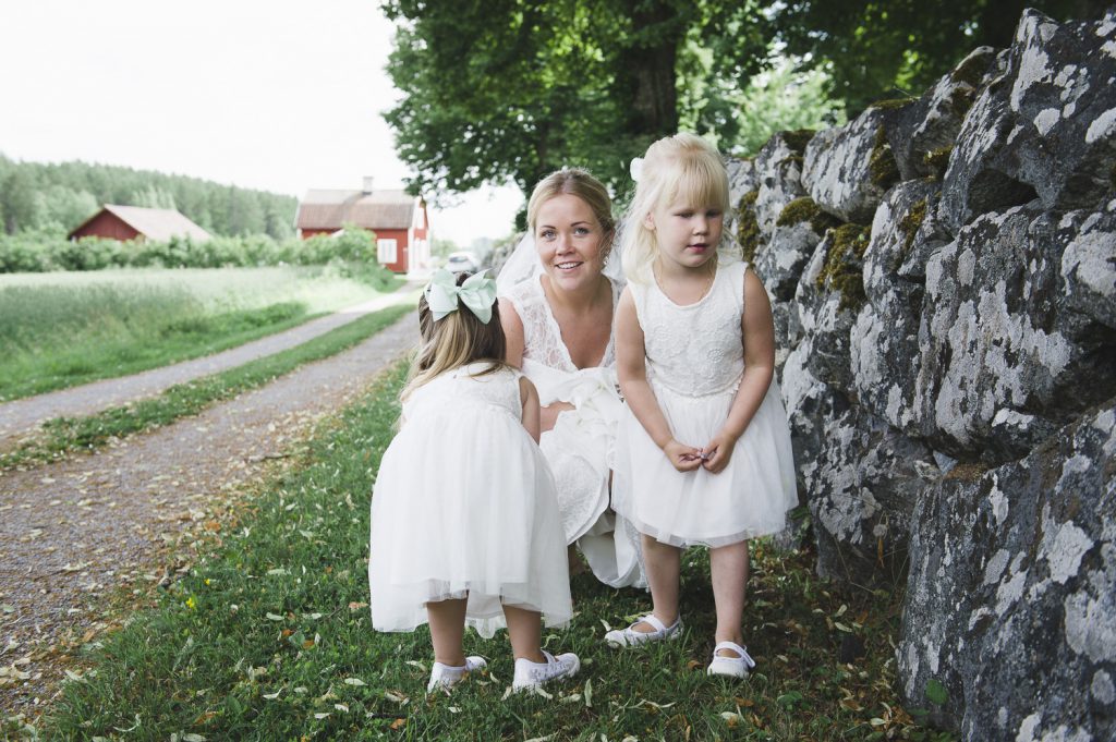 Bruden och brudparets barn gömmer sig för bröllopsgästerna innan vigseln