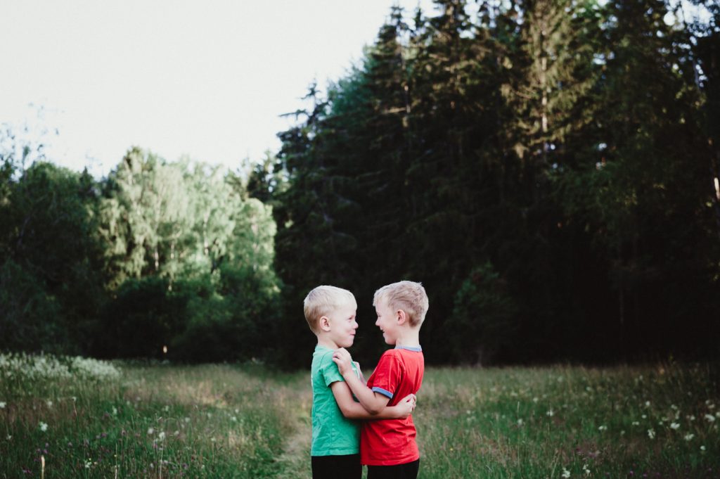 Syskonfotografering på en äng i Täby