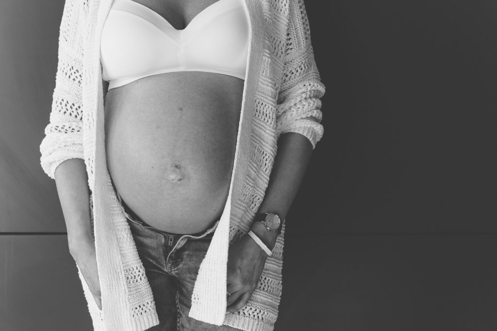 Gravid kvinna i kofta