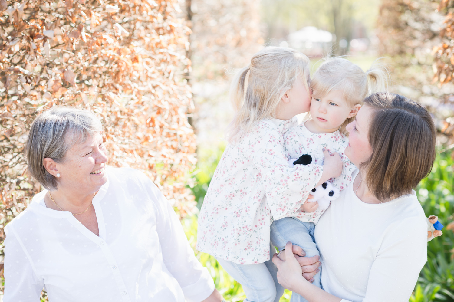 barn, familj, barnfotografering, syskon, familjefotografering, drömparken, enköping, park, mors dag, morsdagsfotografering