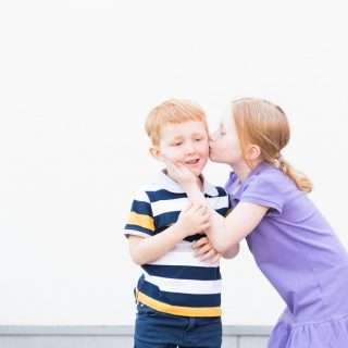 barn, barnfoto, barnfotografering, morsdag, morsdagfotografering, Stockholm, Musikshögskolan, utomhus, kärlek, familj, syskon,