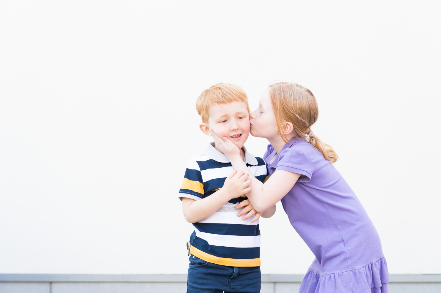 barn, barnfoto, barnfotografering, morsdag, morsdagfotografering, Stockholm, Musikshögskolan, utomhus, kärlek, familj, syskon,