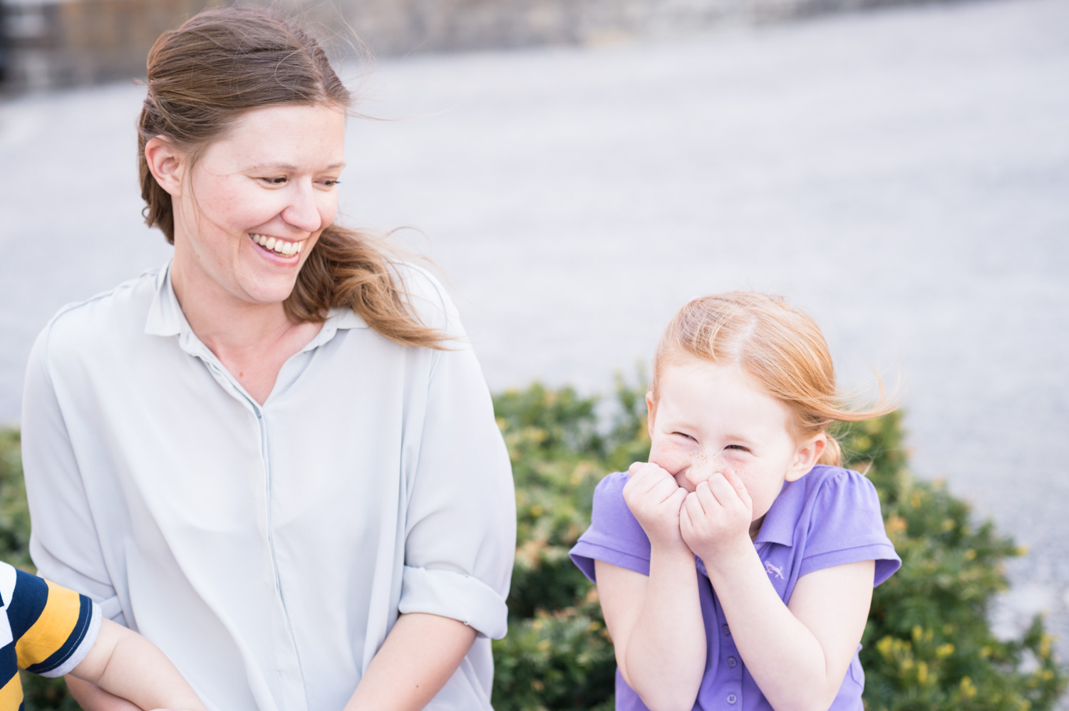 barn, barnfoto, barnfotografering, morsdag, morsdagfotografering, Stockholm, Musikshögskolan, utomhus, kärlek, familj, syskon, mamma, dotter