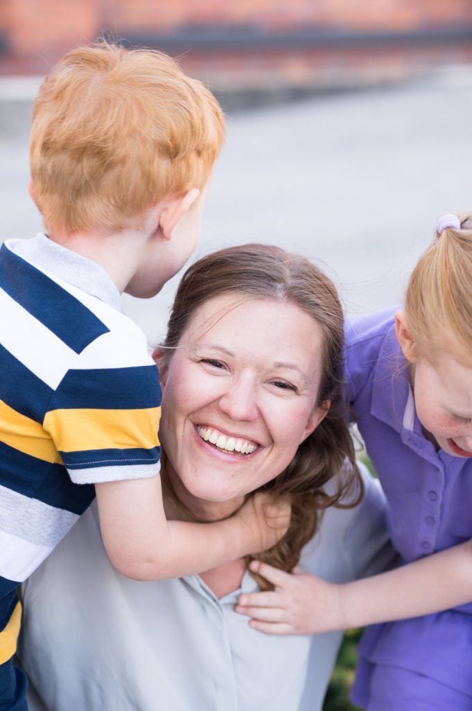 barn, barnfoto, barnfotografering, morsdag, morsdagfotografering, Stockholm, Musikshögskolan, utomhus, kärlek, familj, syskon, mamma, dotter, son