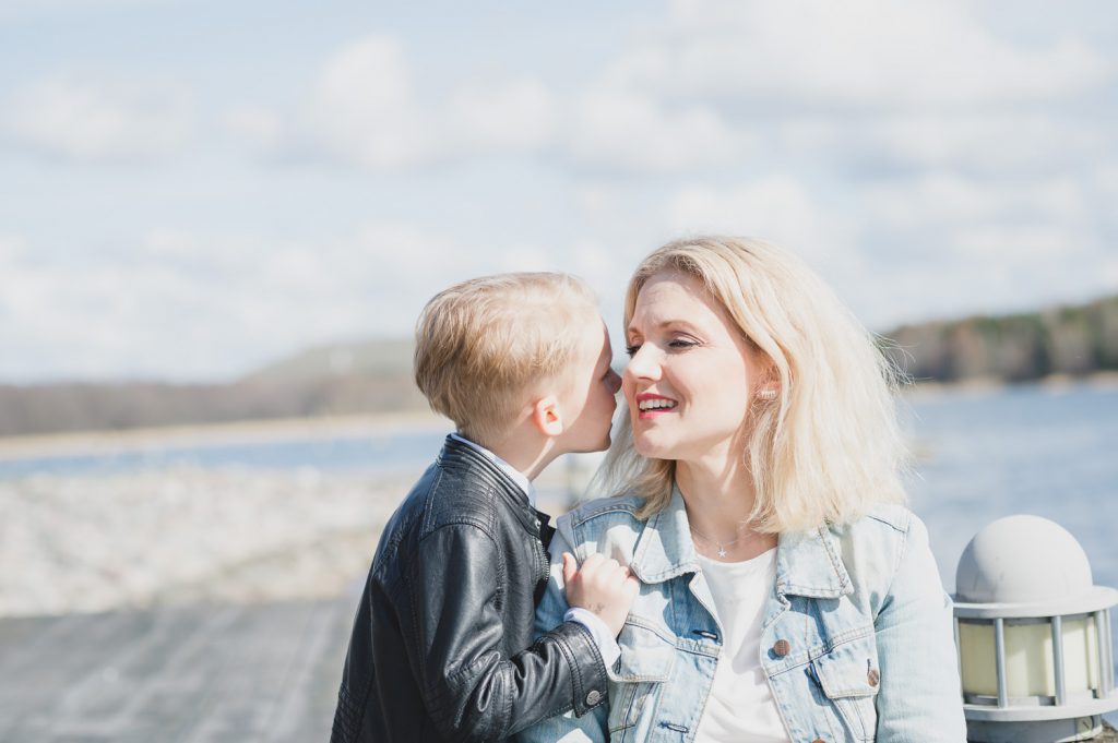 morsdagsfotografering, mors dag, mamma, son, familjefotografering, familj, syskon, syskonfoto, barnfoto, barnfotograf, Täby, Vallentuna, Täby