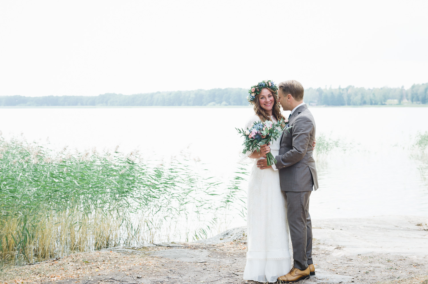 Porträttfotografering av brudpar vid Vallentunasjön