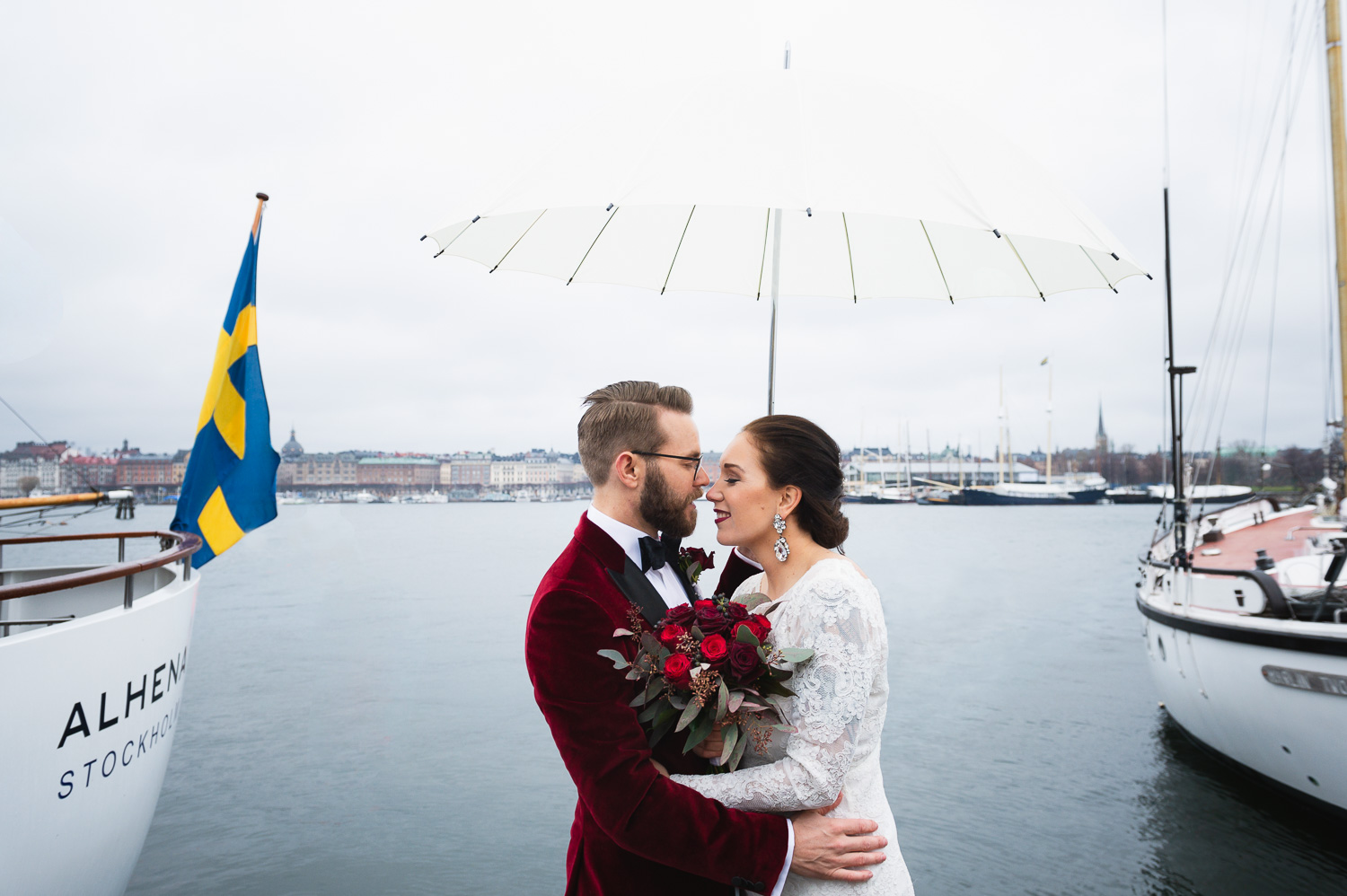 Brudpar med vitt paraply på Skeppsholmen
